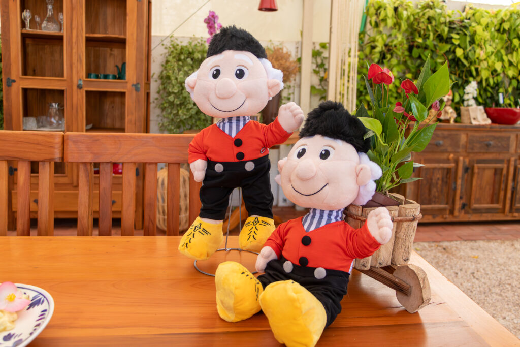 Boneco de pelúcia homenageia ícone da cultura holandesa em Holambra