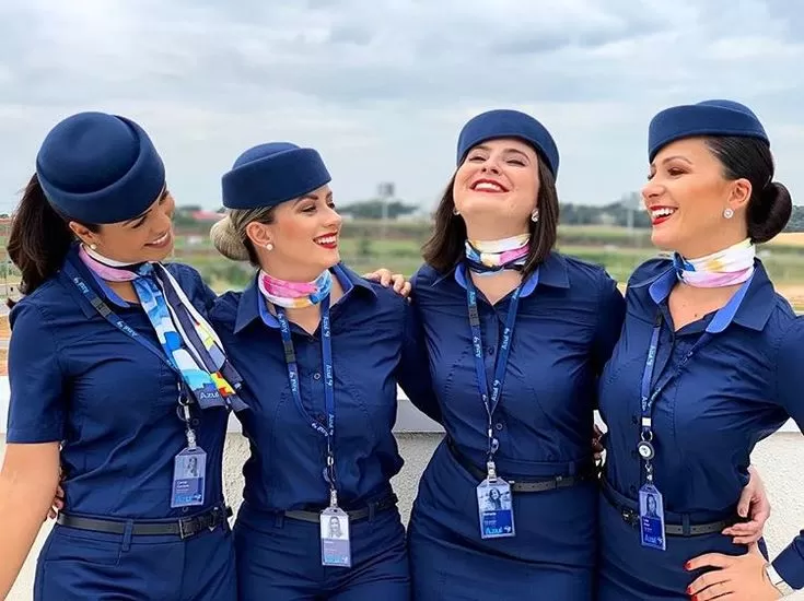 Azul libera tatuagens e piercings à mostra por pilotos e comissários